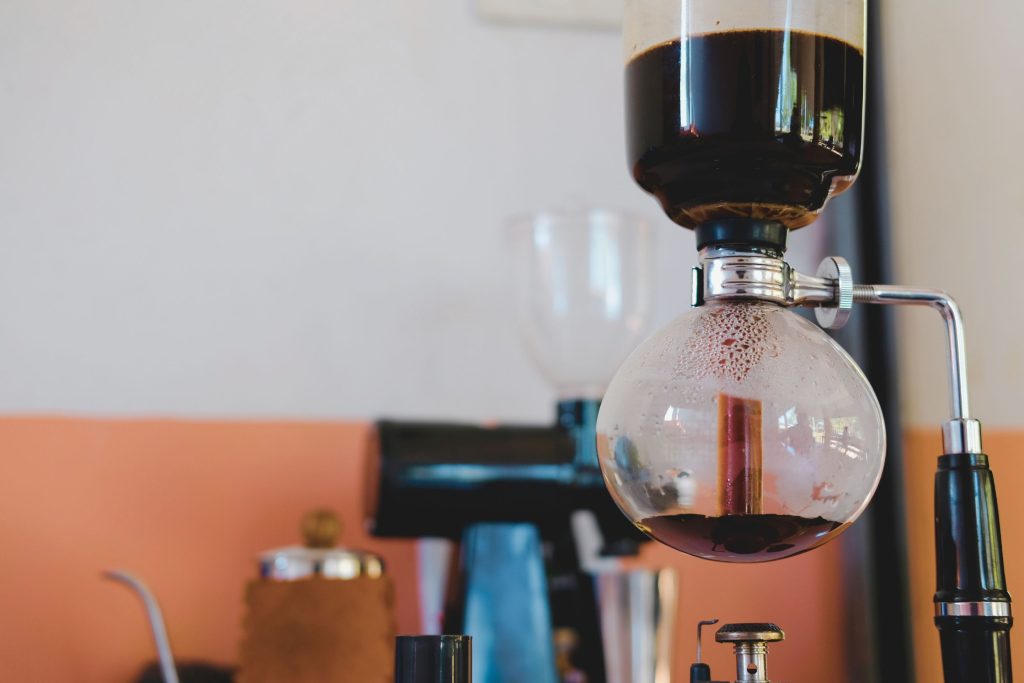 One of coffee brewing methods sipohon
